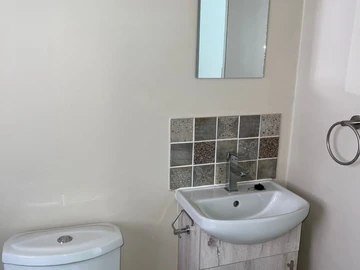 2 Bedroom Flat & Apartment