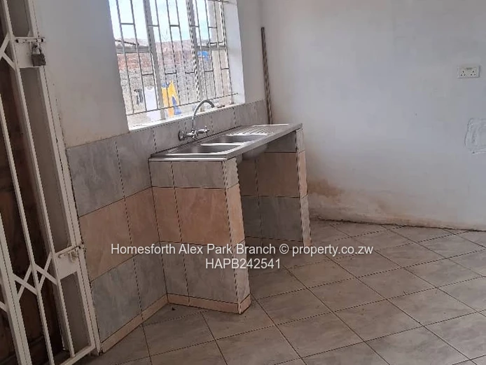 Riverside Park 3BR on 2500m2 - Flatlet, Tank & Walled Yard