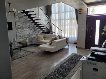 4 Bedroom Flat & Apartment